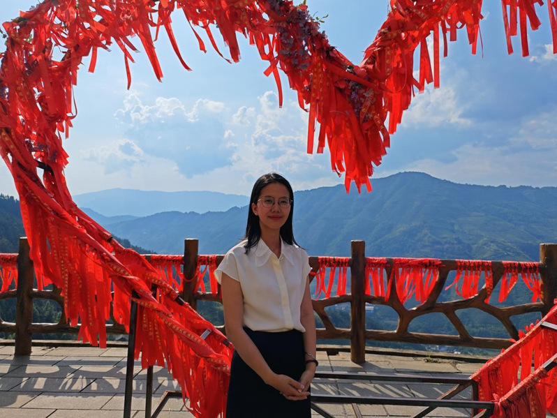 何婷